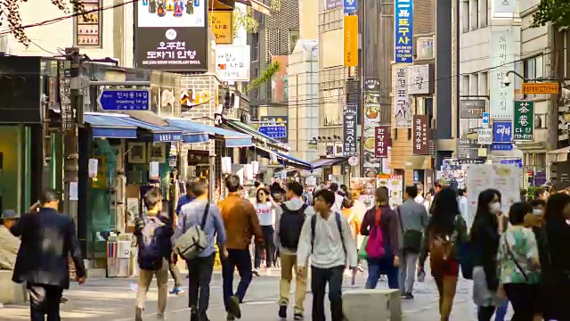 游客在首尔的仁沙洞街道(韩国画廊和传统商品展示)视频素材