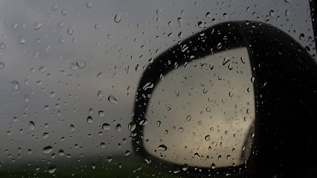 雨点打在车窗和后视镜上视频素材