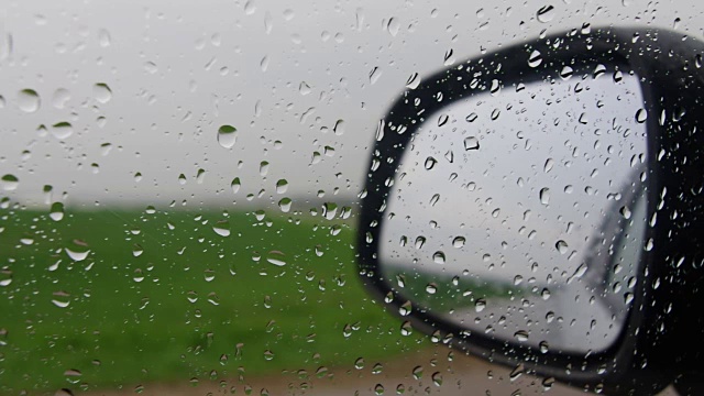 雨点打在车窗和后视镜上视频素材