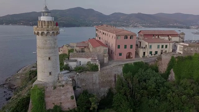 Portoferraio灯塔鸟瞰图视频素材