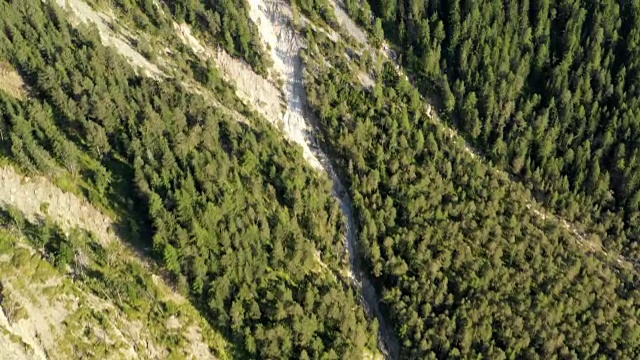 福内斯山谷著名的盖斯勒斯皮岑山的鸟瞰图视频素材