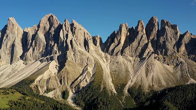 福内斯山谷著名的盖斯勒斯皮岑山的鸟瞰图视频素材