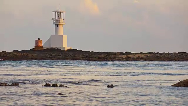 4K灯塔和岩石海岸黄昏，普吉岛视频素材