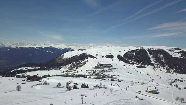 飞过塞西尔阿尔姆的滑雪缆车，背景是一个小村庄视频素材