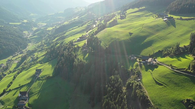 福内斯山谷著名的盖斯勒斯皮岑山的鸟瞰图视频素材