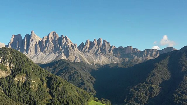 福内斯山谷著名的盖斯勒斯皮岑山的鸟瞰图视频素材