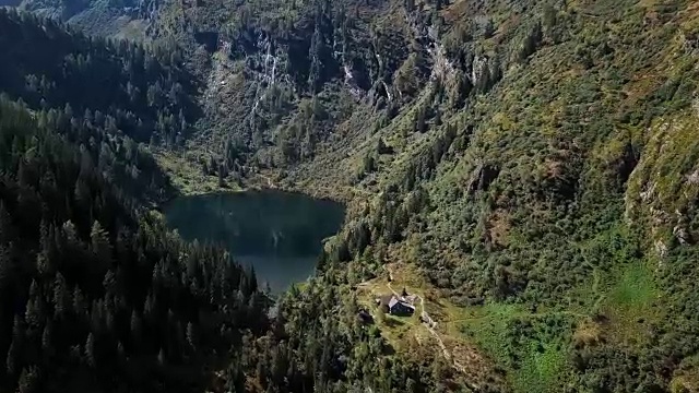 飞越Schladming Tauern山脉中遥远的Steirischer Bodensee和Huttensee湖。Schladming-Dachstein,奥地利。视频素材