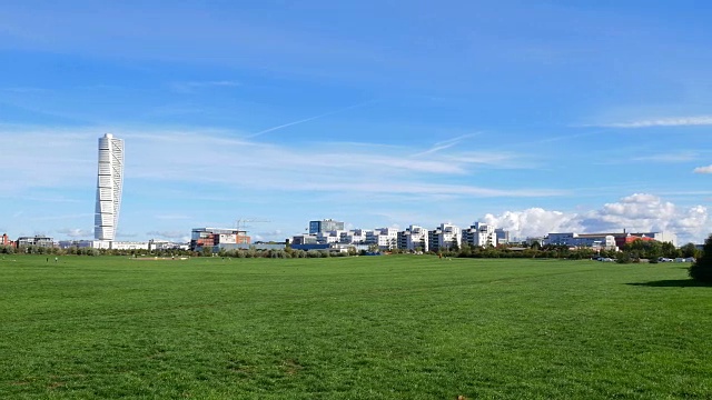 瑞典马尔默的城市景观-公园和住宅省视频素材