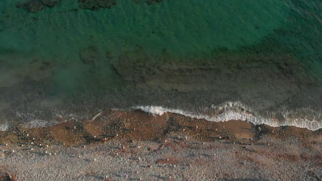 鸟瞰海鸥飞过希腊爱琴海沿岸视频素材