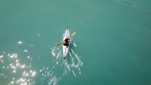 空中向前:划船向冰川移动视频素材