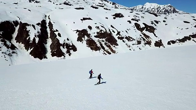 鸟瞰图雪景和两个雪鞋徒步者视频素材