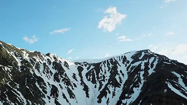 鸟瞰图的积雪覆盖的落基山峰视频素材