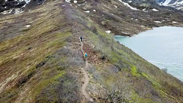 鸟瞰图后面的两个徒步旅行者在一个Trail Ridge视频素材