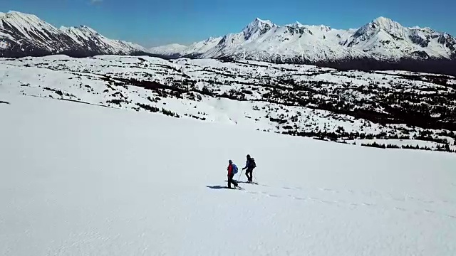 鸟瞰雪景与雪鞋徒步者视频素材