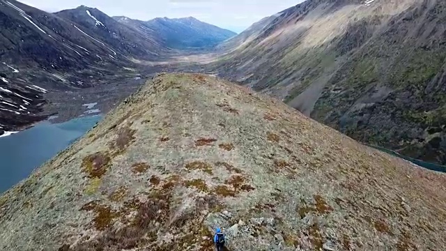 鸟瞰加拿大山地景观与远足者视频素材