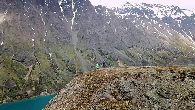 鸟瞰图远足者在山景视频素材