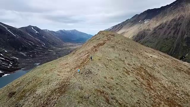 鸟瞰远足者，湖泊，山谷和山脉视频素材