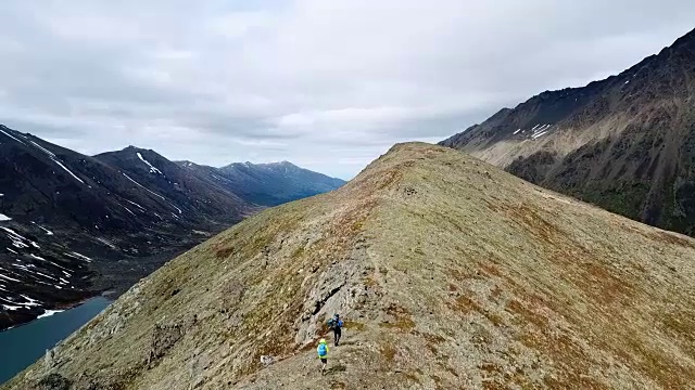 鸟瞰图后面的徒步旅行者在一个山脊视频素材