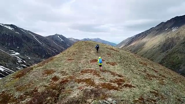 鸟瞰图远足者跑步在山区景观视频素材