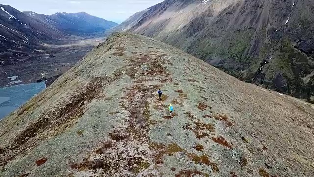 鸟瞰图后面的徒步旅行者在加拿大山脉视频素材