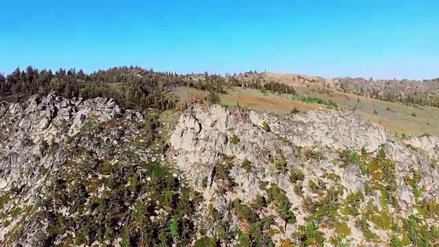 鸟瞰图的岩石山坡与树木视频素材