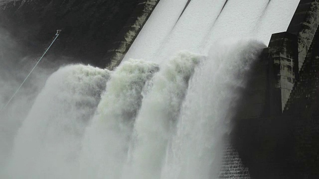 水从水坝中释放出来视频素材