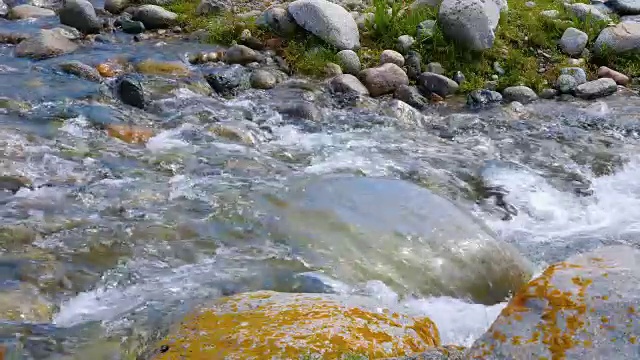 湍急的河水在石头上流动。清澈的小溪视频素材
