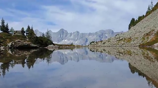 镜湖(镜湖)的时间流逝与达赫斯坦山脉的倒影。Reiteralm Schladming-Dachstein,奥地利。视频素材