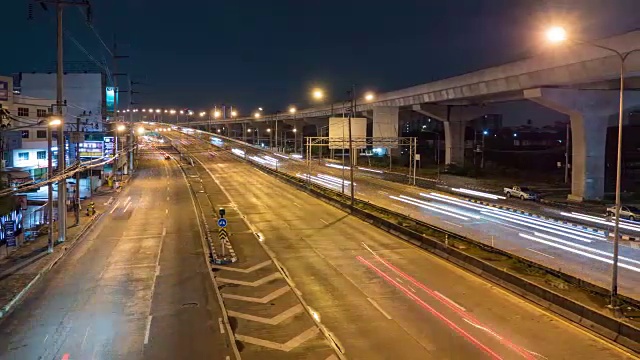 T/L PAN多彩的夜间交通在曼谷河大桥附近，泰国视频素材