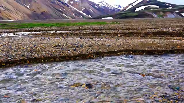 美丽的雪山和流水的景色视频素材