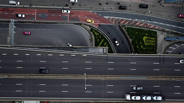 公路和高速公路交通鸟瞰图视频下载