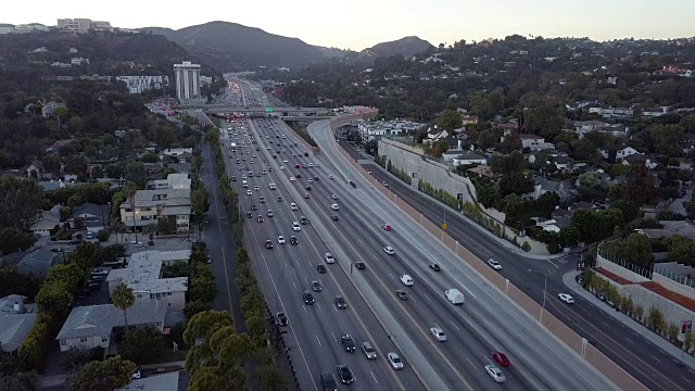 在洛萨洛杉矶405高速公路-移动无人机拍摄视频素材