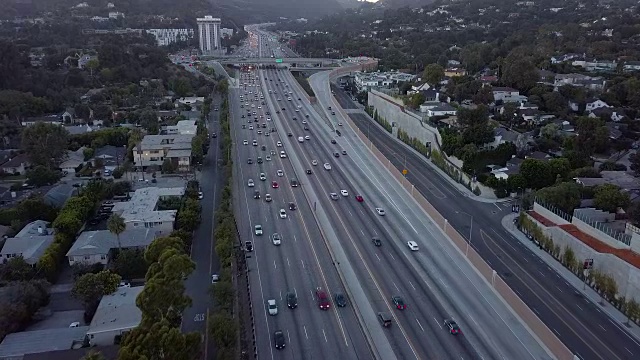 在洛萨洛杉矶405高速公路-移动无人机拍摄视频素材