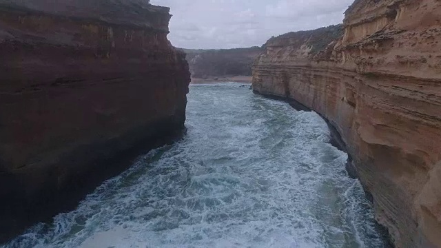 阿尔德峡谷海滩上的大洋路鸟瞰图。维多利亚。澳大利亚。视频素材