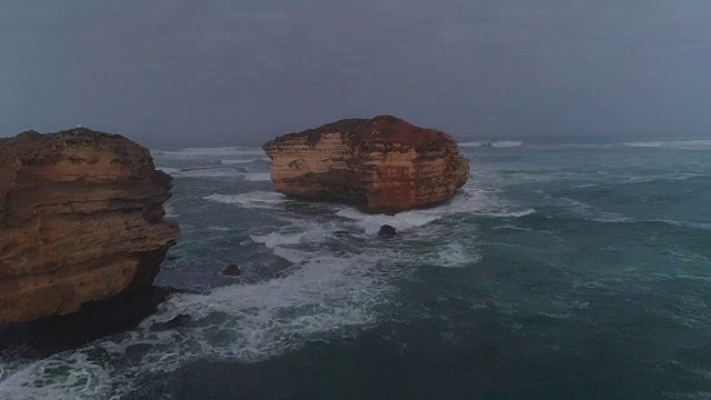 大海大道和一块孤零零的岩石的鸟瞰图。维多利亚。澳大利亚。视频素材