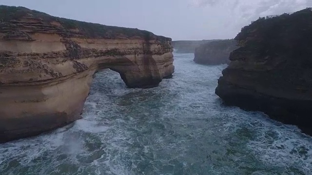 阿尔德峡谷海滩上的大洋路鸟瞰图。维多利亚。澳大利亚。视频素材