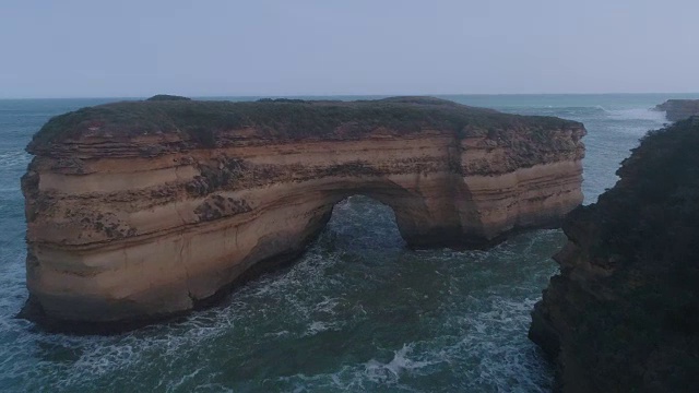 阿尔德峡谷海滩上的大洋路鸟瞰图。维多利亚。澳大利亚。视频素材