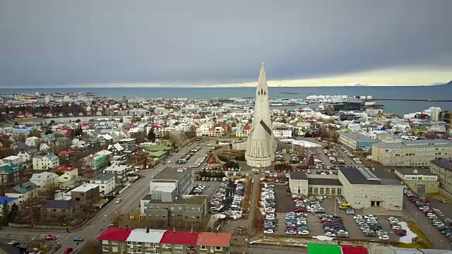 冰岛雷克雅未克Hallgrímskirkja教堂鸟瞰图。视频素材