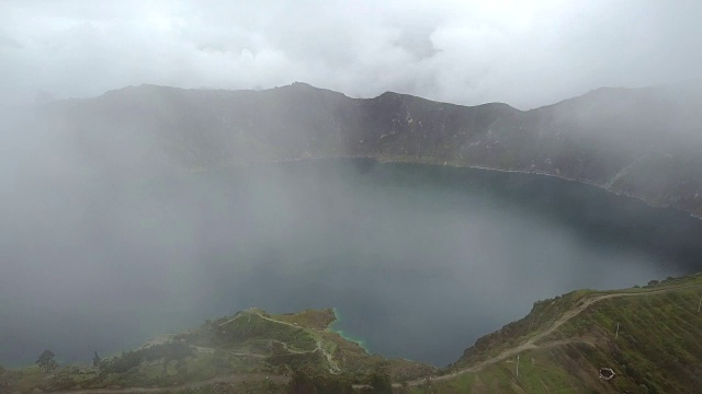 鸟瞰图的基洛托亚火山口和湖泊，秘鲁。视频素材