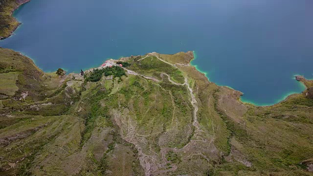 鸟瞰图的基洛托亚火山口和湖泊，秘鲁。视频素材