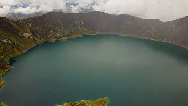 鸟瞰图的基洛托亚火山口和湖泊，秘鲁。视频素材