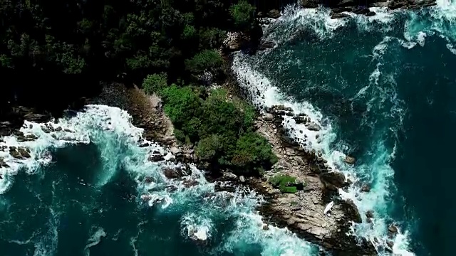 无人机拍摄的海景风景海浪撞击岩石视频素材