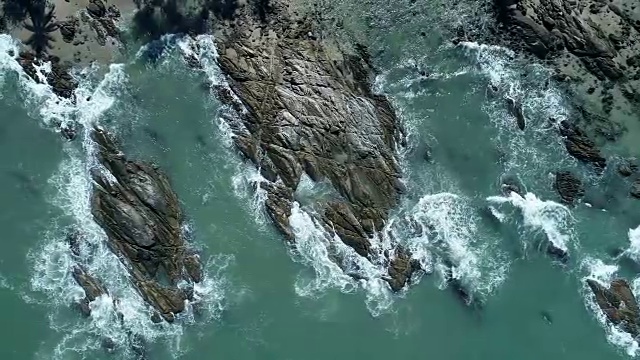 无人机拍摄的海景风景海浪撞击岩石视频素材