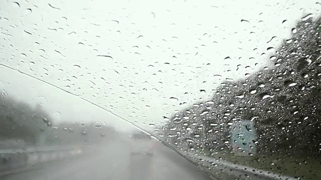 这辆汽车在雨天行驶。视频素材
