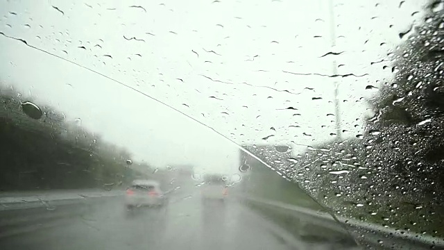 这辆汽车在雨天行驶。视频素材