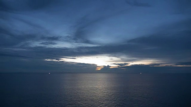 时光流逝，夕阳和大海视频素材