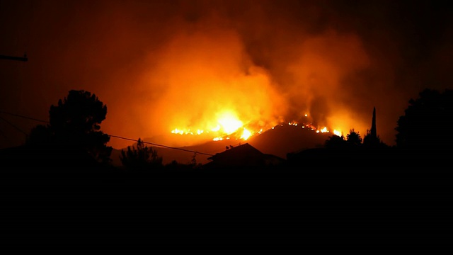 夜间火烧山视频素材