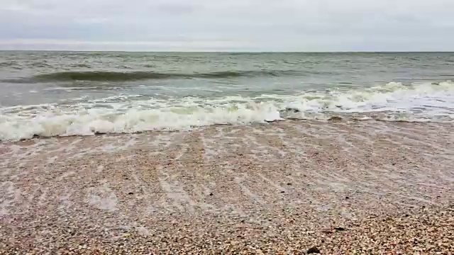 沙滩上的海浪，雨天的天气视频素材