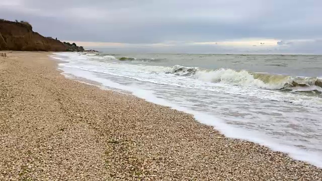 沙滩上的海浪，雨天的天气视频素材