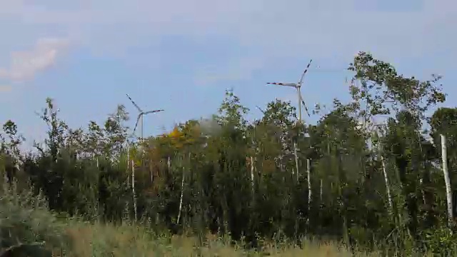 在高速公路上驾驶着风车视频素材